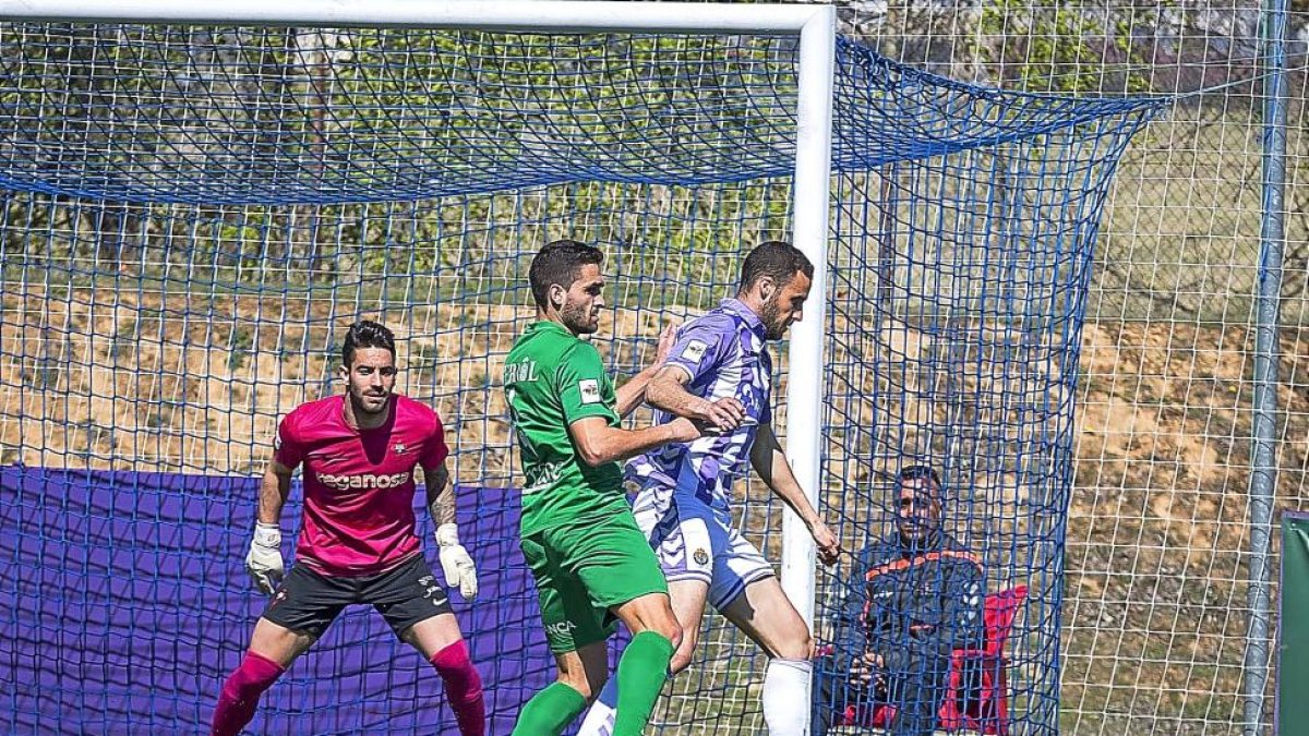 Higinio, autor del gol del triunfo, intenta llevarse el balón de espaldas a la porter-MIGUEL Á. SANTOS (PHOTOGENIC)