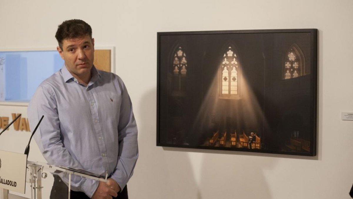Rocaberti junto a una de sus fotografías expuestas en Pimentel.-P. REQUEJO