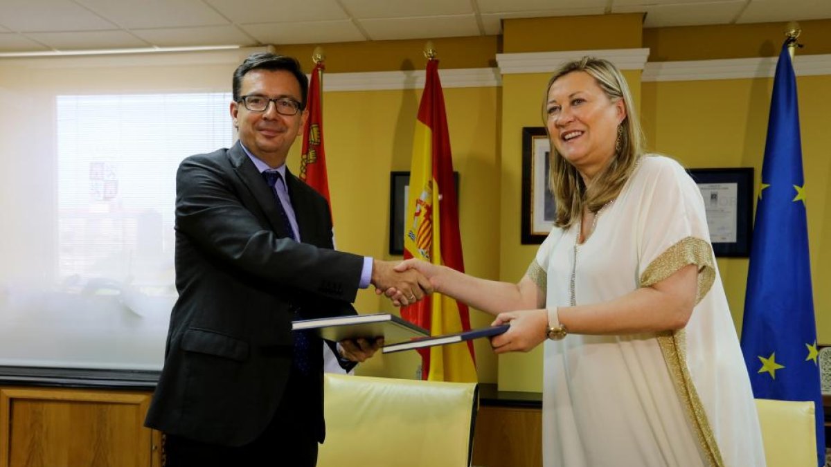 La consejera de Economía y Hacienda, Pilar del Olmo, y el vicepresidente del Banco Europeo de Inversiones (BEI), Román Escolano, firman un préstamo-ICAL