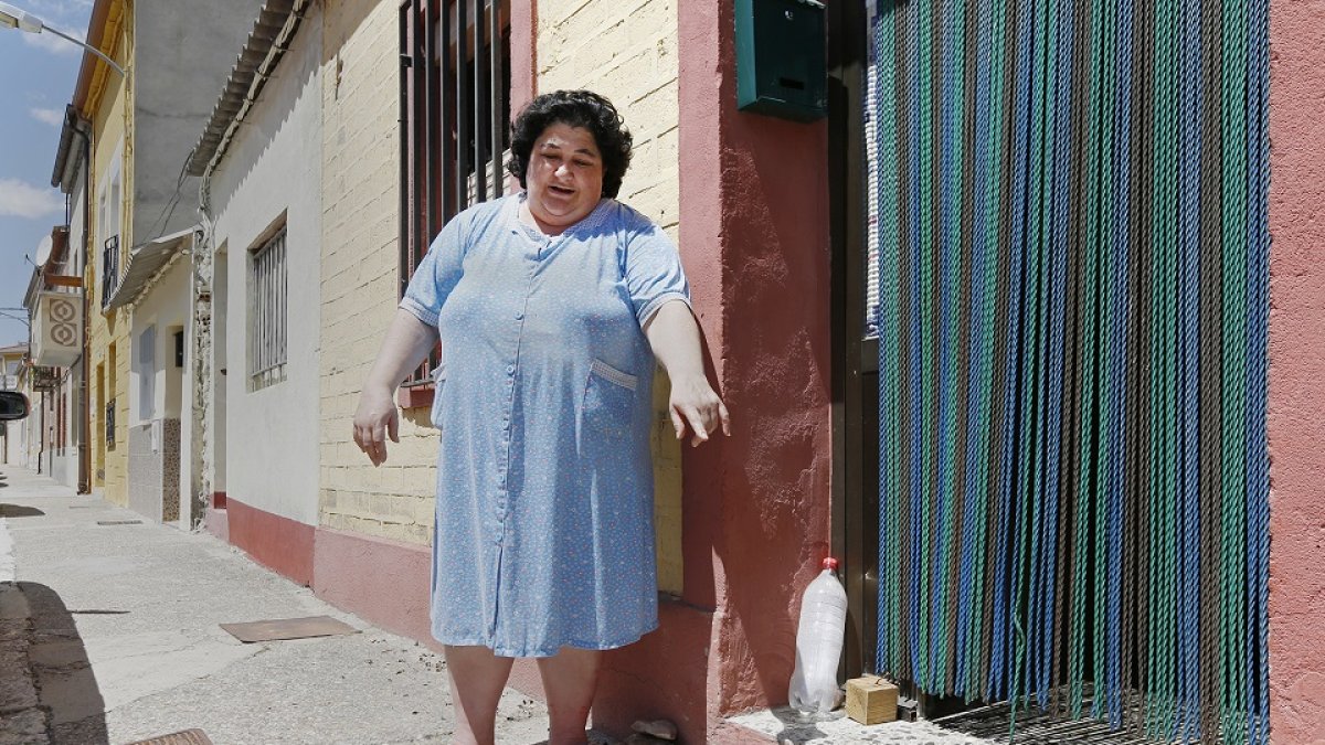 Resurrección De la Cruz señala el lugar donde encontró a la niña abandonada a la puerta de su casa . J.M. LOSTAU