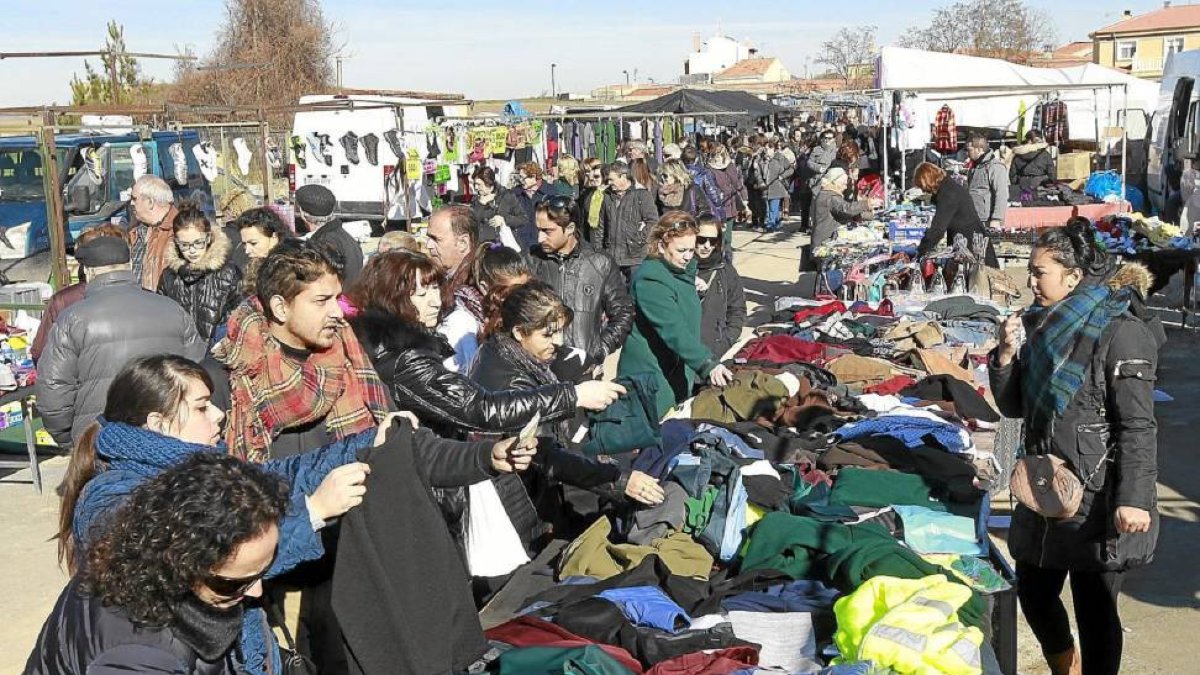 Los visitantes examinan productos textiles en uno de los puestos instalados en el mercadillo de Medina del Campo-J.M.Lostau