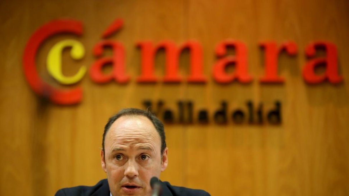 El presidente de la Cámara de Comerio de Valladolid, Carlos Villar, durante la rueda de prensa en la que anuncia su dimisión al frente de la institución cameral-ICAL