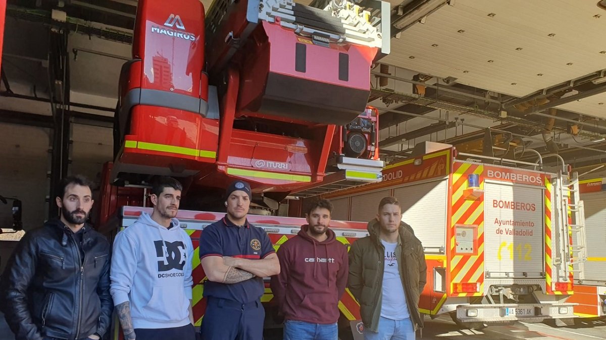 Los cinco bomberos del parque vallisoletano que vuelan a Tuquía. -E. M.