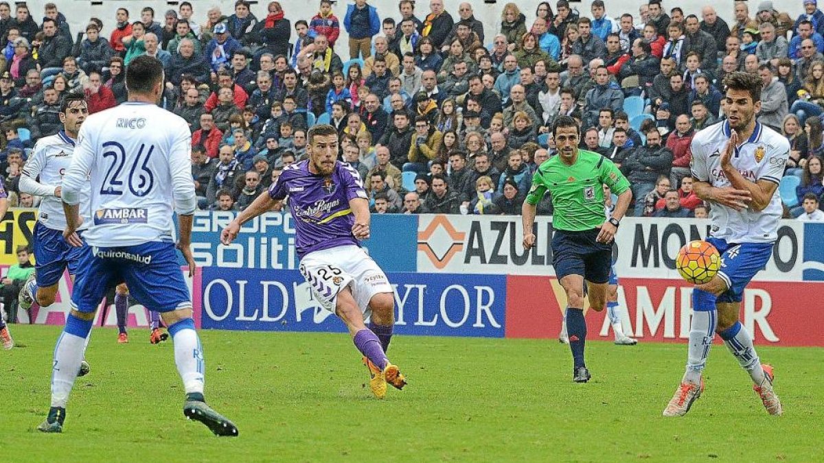 El ayer mediapunta blanquivioleta Tiba tira a puerta ante los zaragocistas Cabrera y Rico.-Photo-deporte