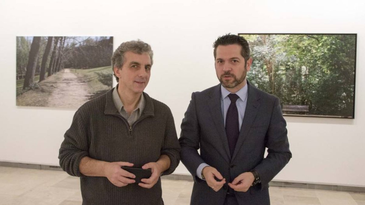 El concejal de Cultura, Julio López, y el artista José Mª Marbán presentan la exposición 'Four Seasons room' en el Da2-Ical