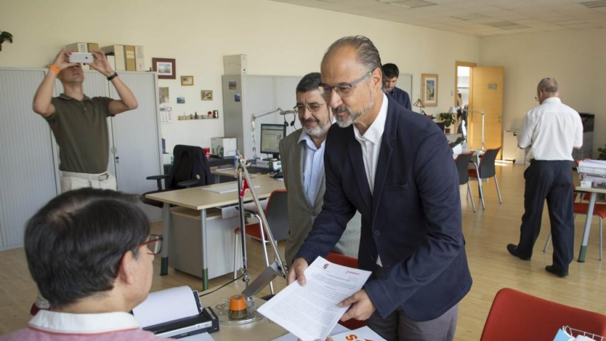 El portavoz de Ciudadanos en Castilla y León, Luis Fuentes, presenta en el registro de las Cortes la Ley de Control de Senadores Autonómicos.-ICAL