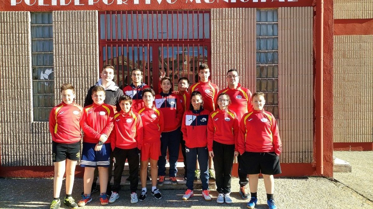 Jugadores y técnicos del Bádminton Tordesillas.