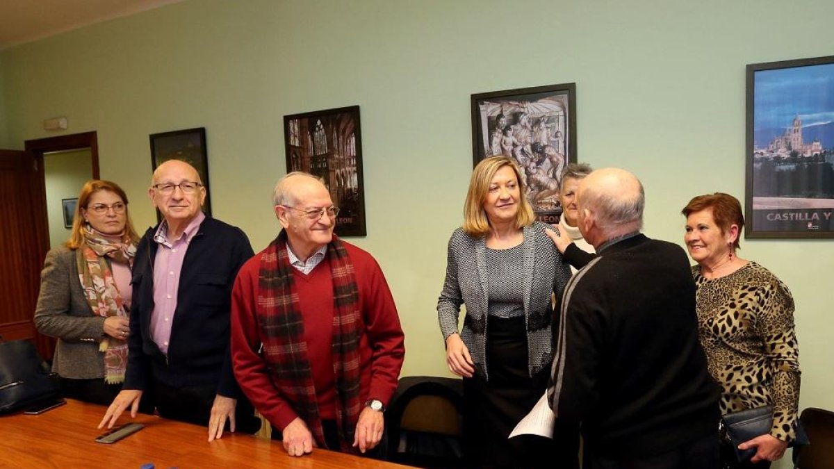 La candidata del PP a la Alcaldía de Valladolid, Pilar del Olmo, se reúne con personas mayores de Valladolid.-ICAL