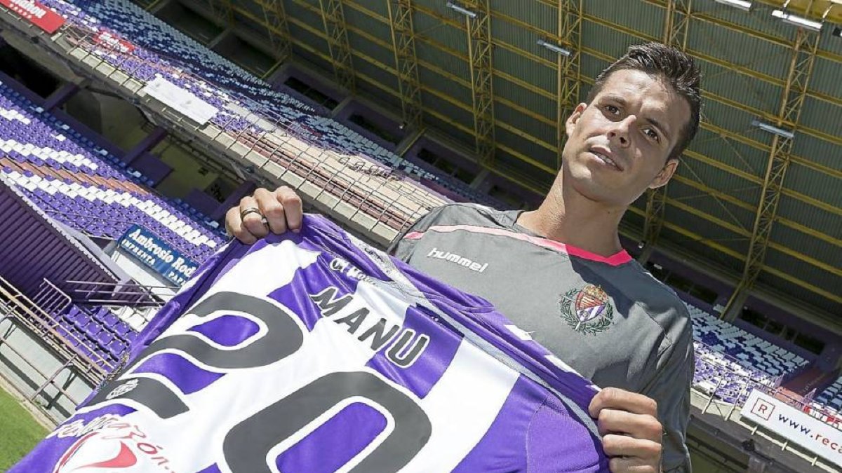 Manu del Moral muestra su nueva camiseta el día de su presentación como blanquivioleta.-Miguel Ángel Santos