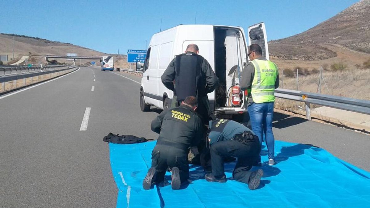Miembros del TEDAX que intervinieron el día de los hechos para averiguar si en el autobús había algún explosivo.-HDS