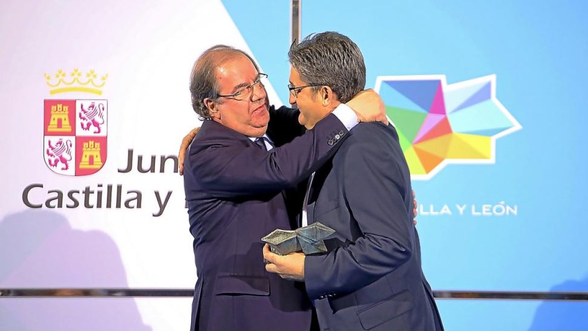 El presidente de la Junta, Juan Vicente Herrera, da un afectuoso abrazo a Óscar Campillo tras entregarle el premio a la trayectoria.-