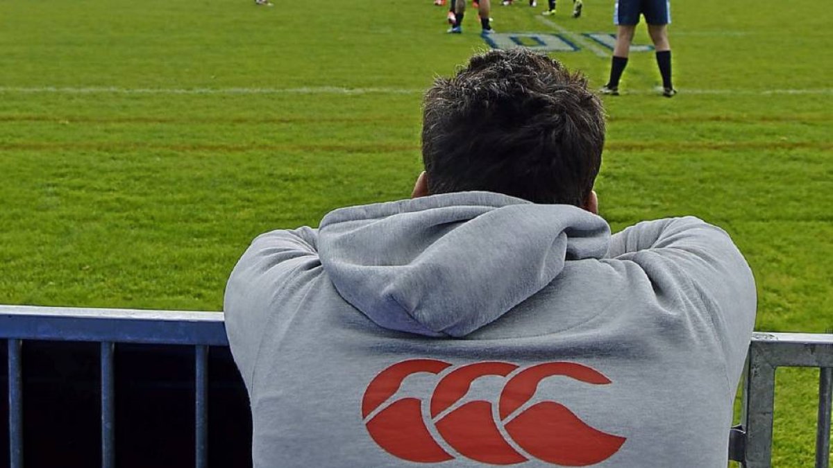 Juan Carlos Pérez, de espaldas, observa un entrenamiento del Unión de Waikato.-JAVIER BARBANCHO