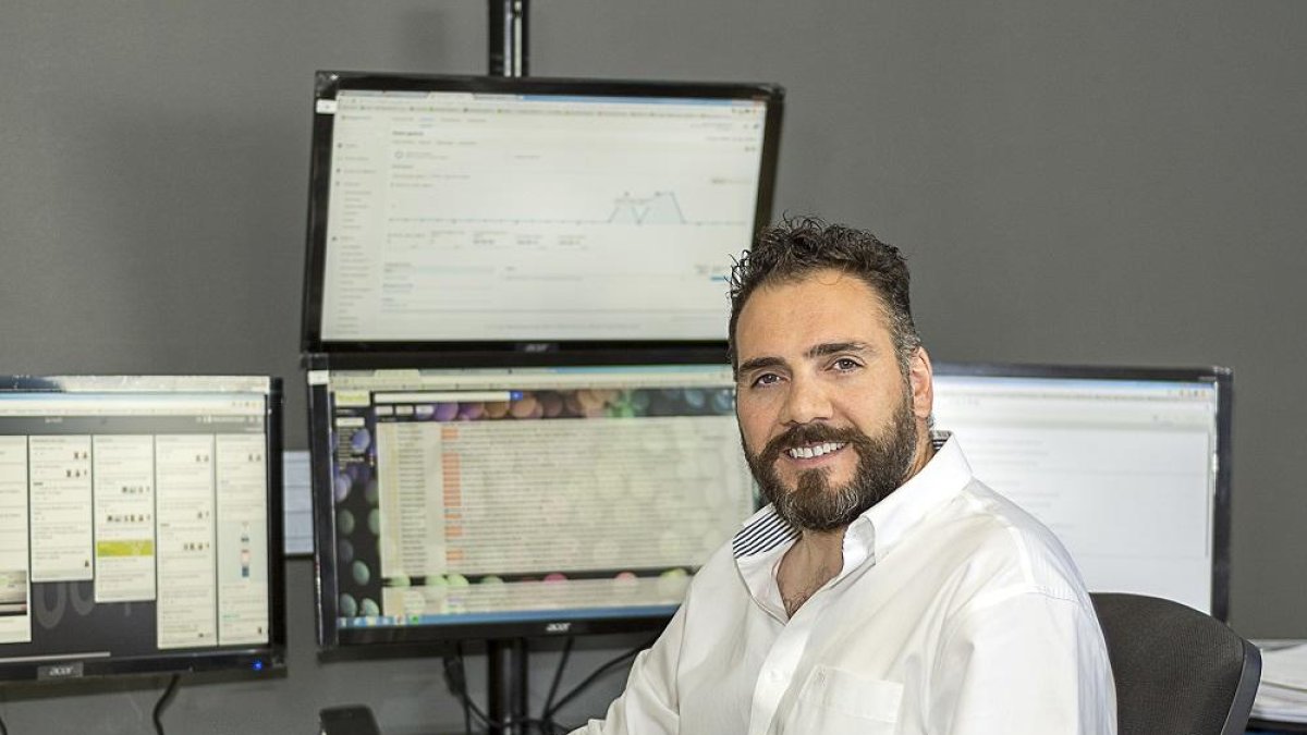 Víctor Manuel Gañán, en el interior de su oficina de la agencia ʽServiliaʼ.-ARGICOMUNICACIÓN