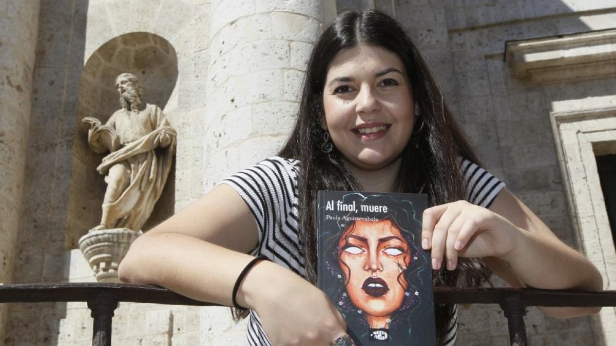 Paula Aguirrezabala, ayer, con su nuevo libro. J-J. M. LOSTAU