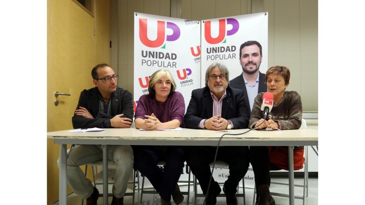 La secretaria ejecutiva de Elaboración Programática de IU, Marga Ferré, presenta el Programa Electoral de Unidad Popular para las elecciones generales. Junto a ella, de izquierda a derecha, Paco de la Rosa, José María González y Dori Benegas-Ical