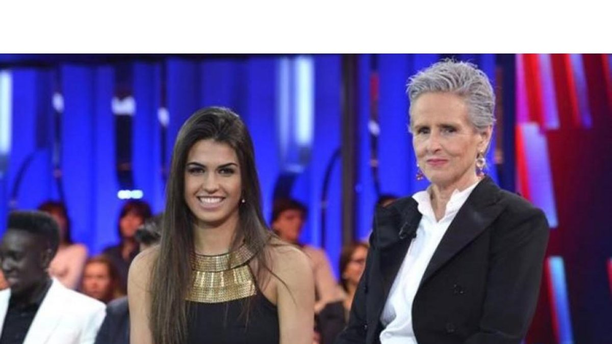 Sofía Suencos, ganadora de 'GH16' (T-5), con la presentadora, Mercedes Milá.-MEDIASET