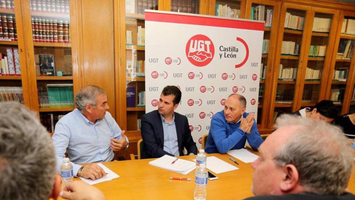El secretario general del PSOE de Castilla y León, Luis Tudanca, y el secretario general de UGT Castilla y León, Faustino Temprano, celebran una reunión de trabajo-ICAL