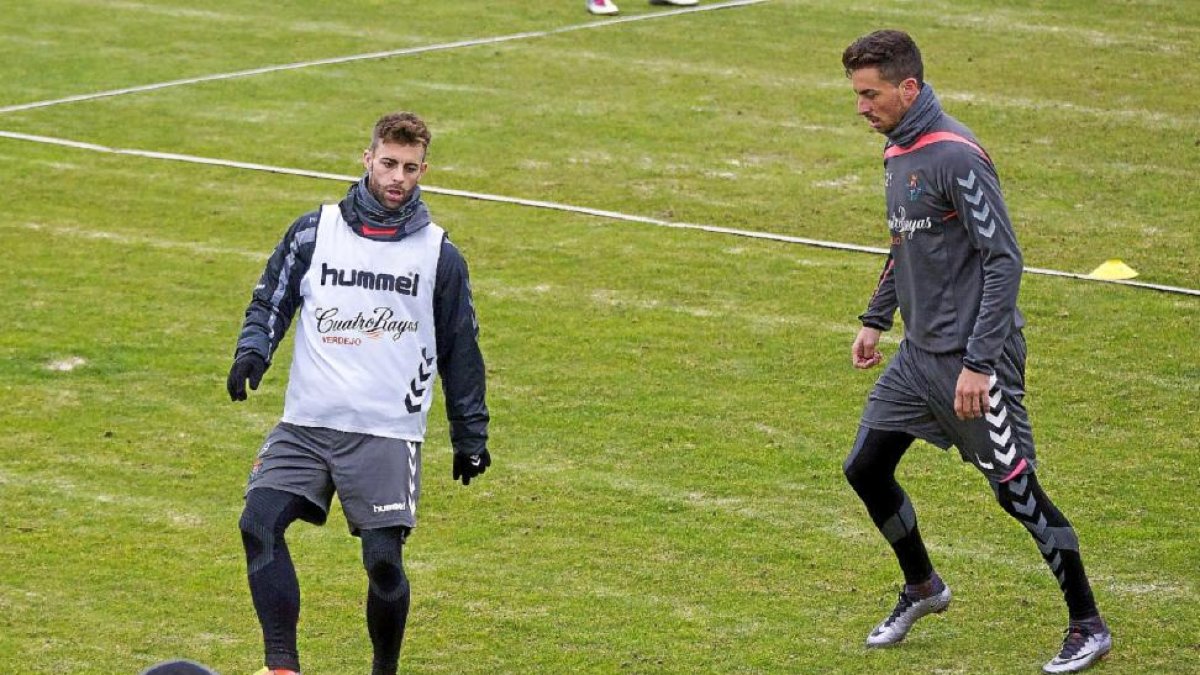Rodri controla el balón ante Rennella.-Pablo Requejo