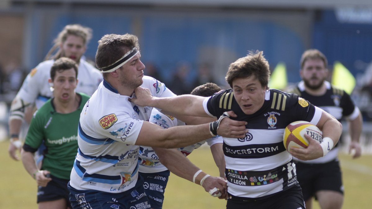 Pablo Torres avanza con el oval en el partido ante La Vila. / PHOTOGENIC