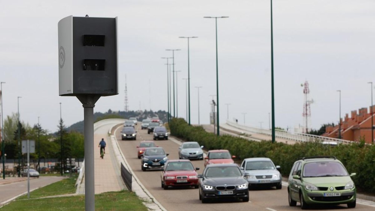 El radar situado en la Avenida de Zamora 33 es el que más ha incrementado las multas en el último año.-J. M. LOSTAU