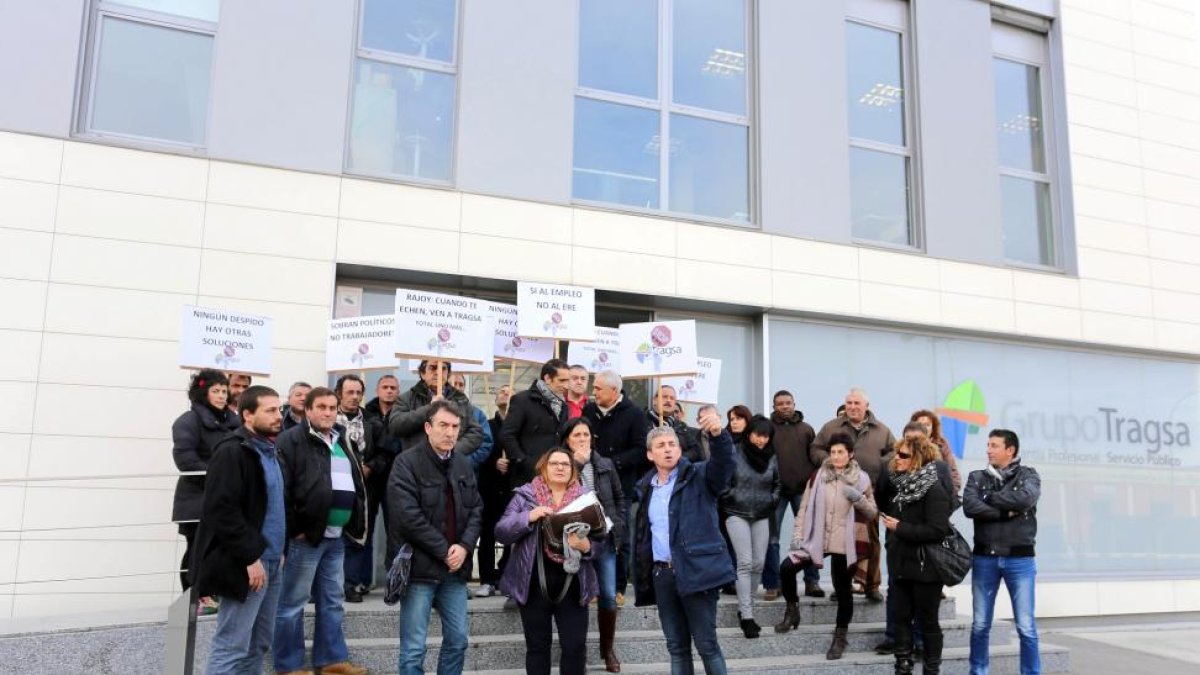 El secretario autonómico de CCOO, Ángel Hernández, visita a los trabajadores de Tragsa encerrados en la sede de Valladolid.-ICAL