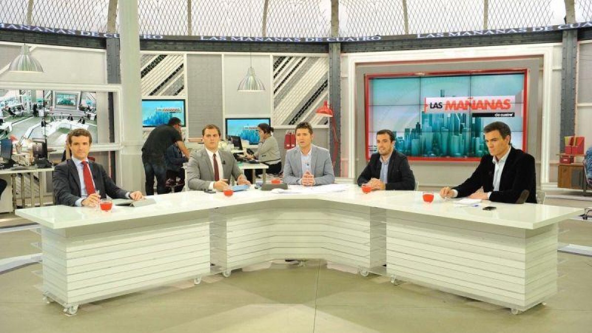 Jesús Cintora con los líderes políticos.-EL PERIÓDICO