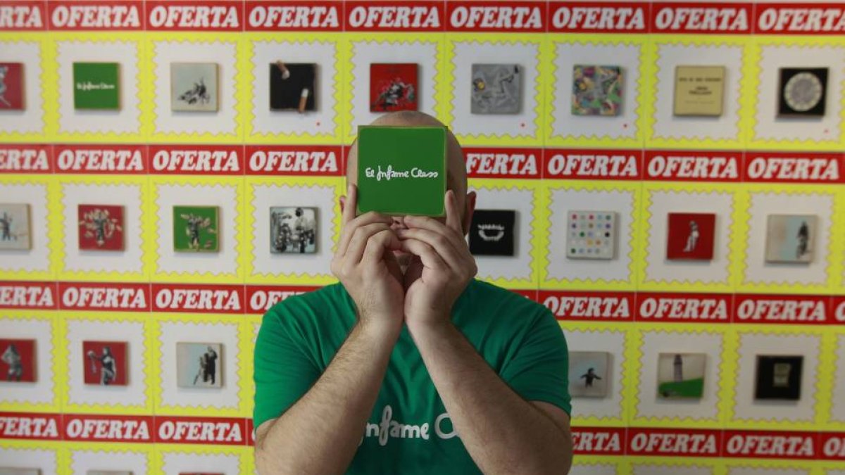 Cless junto a algunos de los collages que expone en La Atómica-J. M. Lostau