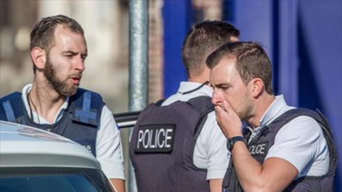 Policías en Charleroi el día del ataque.-