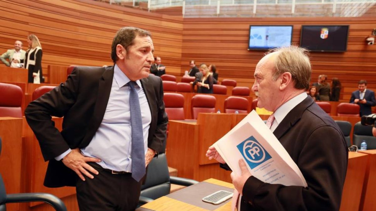 El consejero de Sanidad, Antonio Sáez, y el procurador popular José Manuel Otero, conversan durante el pleno de las Cortes-Ical