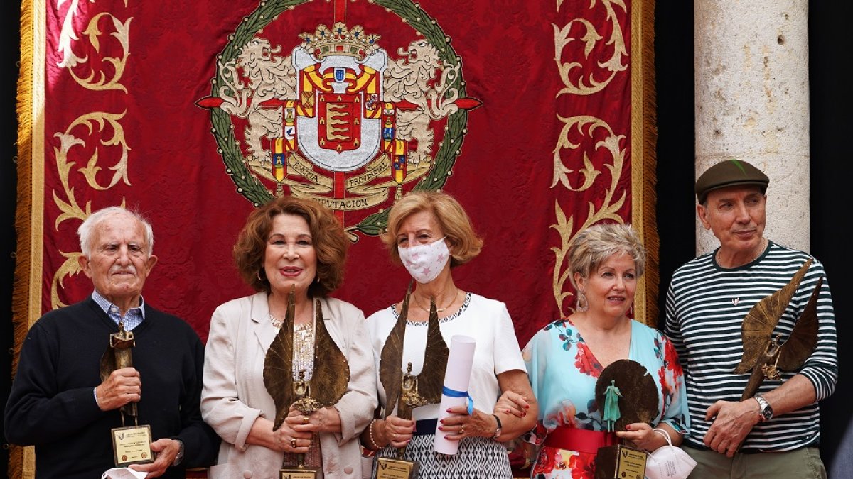 De izquierda a derecha: Fernando Herrero, María José Goyanes, la viuda de Félix Hernández, Pilar Redondo y Eusebio Poncela.- ICAL