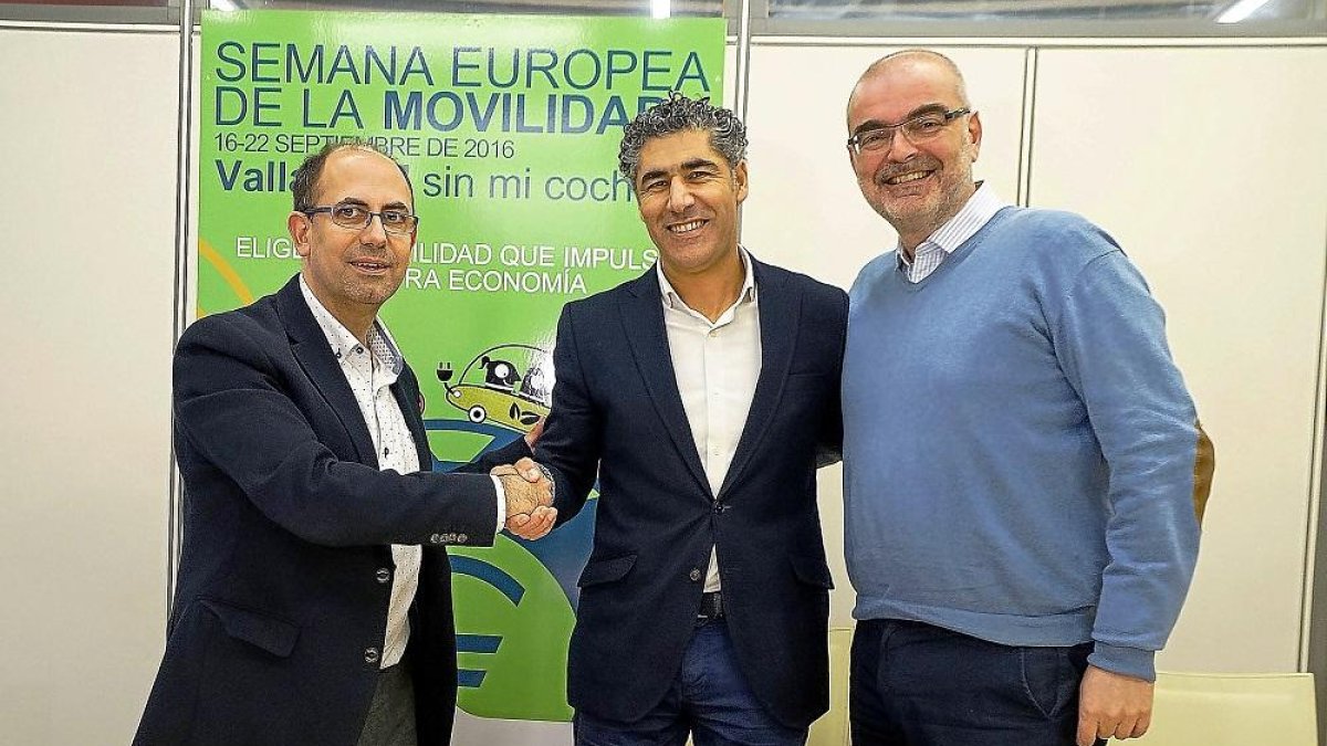 El concejal Luis Vélez, el alcalde de Simancas, Alberto Plaza y el gerente de Auvasa, Andrés Bernabé, ayer.-EL MUNDO