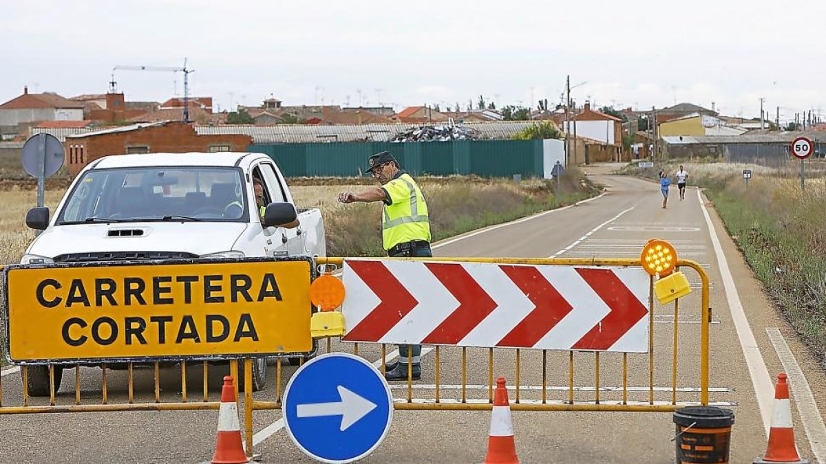 Carretera cortada en San Pedro de Latarce por las intensas lluvias de las tormentas.-J.M.LOSTAU
