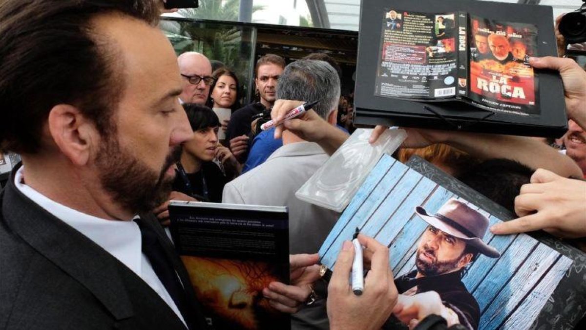 Nicolas Cage firma autógrafos a su llegada a Sitges.-MONICA SERRA