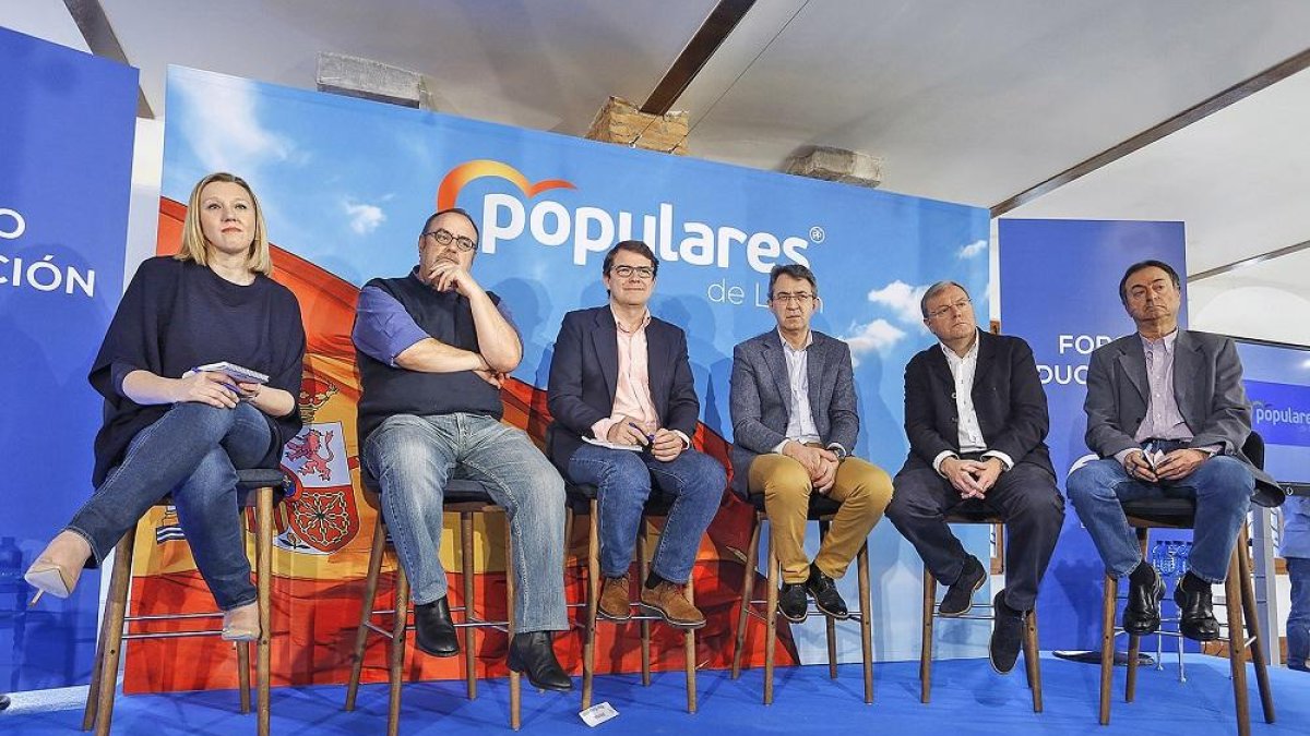 El presidente del PPCyL, Alfonso Fernández Mañueco, junto al candidato a la alcaldía, Antonio Silván y el consejero de Educación, Fernando Rey, entre otros.-ICAL