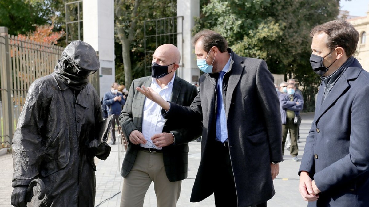 El alcalde de Valladolid, Óscar Puente, entre el consejero Carnero y el presidente de la Diputación, Conrado Íscar, en el acto de inauguración. - ICAL