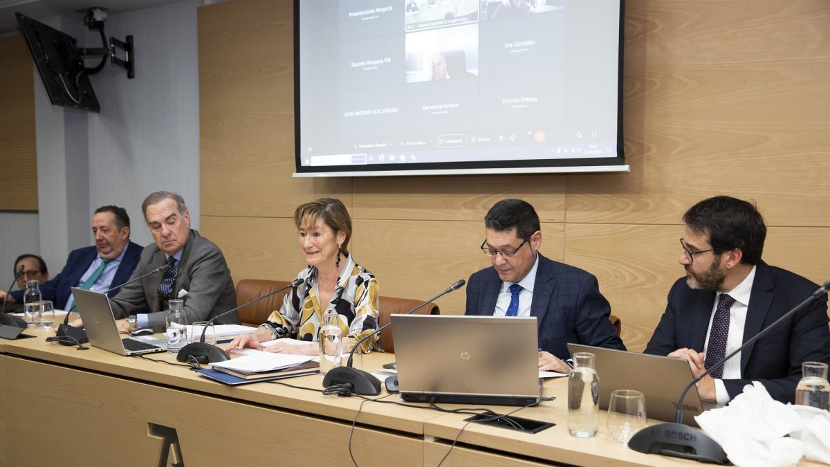 La Abogacía Española nombra secretario general al decano de Valladolid Javier Martín. En la foto, es el segundo de la derecha. - ICAVA