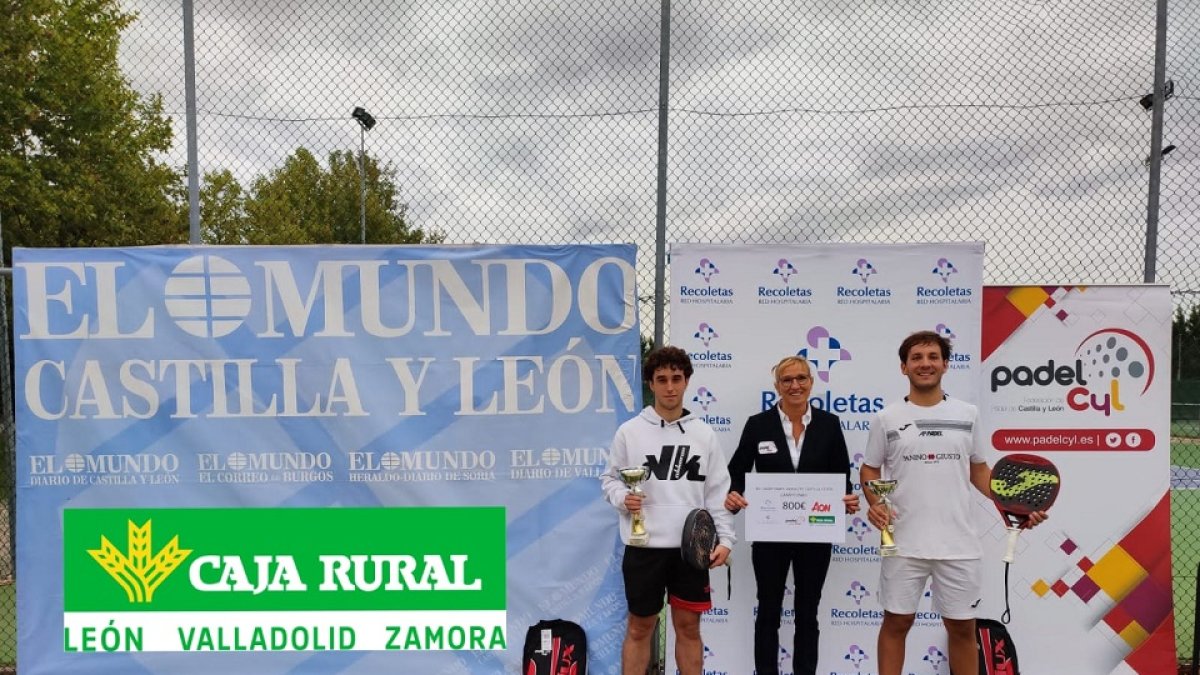 Alfonso Sánchez Arriaga y Mario Rodríguez junto a la presidenta de Padelcyl Bitxori. / EL MUNDO