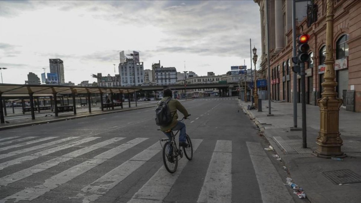 Vista de la estación de trenes y colectivos durante el paro general en la plaza de la Constitución de Buenos Aires.-Vista de la estación de trenes y colectivos durante el paro general en la plaza de la Constitución de Buenos Aires.