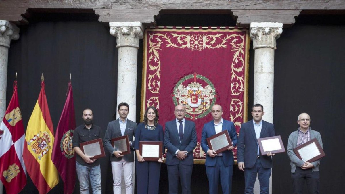 De izquierda a drecha: Fernando Recio, Miguel Castañeda, Marta Bermeo, Jesús ulio Carnero, Nacho Gallego, Roberto Gris y Javier Prieto, posan después de recibir los Premios de Periodismo Provincia de Valladolid-ICAL