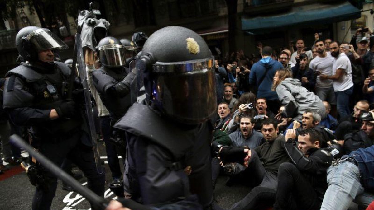 Carga policial en Barcelona el 1-O.-AP / MANU FERNÁNDEZ (AP)