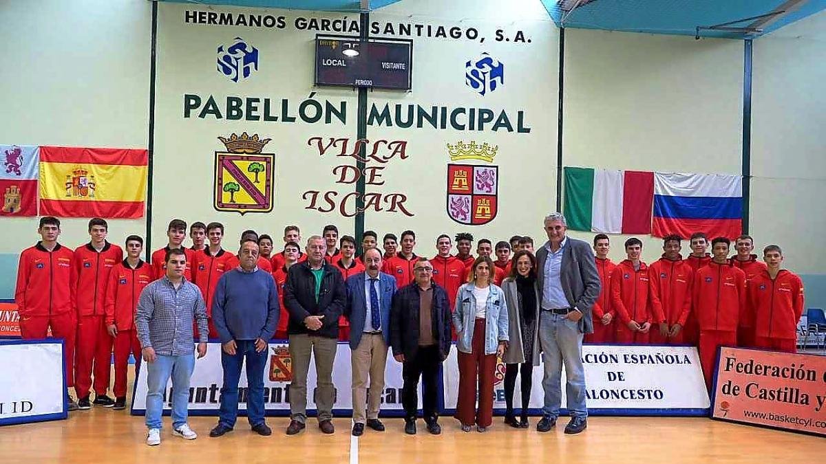 La corporación municipal de Íscar posan con el presidente de la Territorial Carlos Sainz, Fernando Romay y las selecciones españolas U-15 y U-16.-E. M.