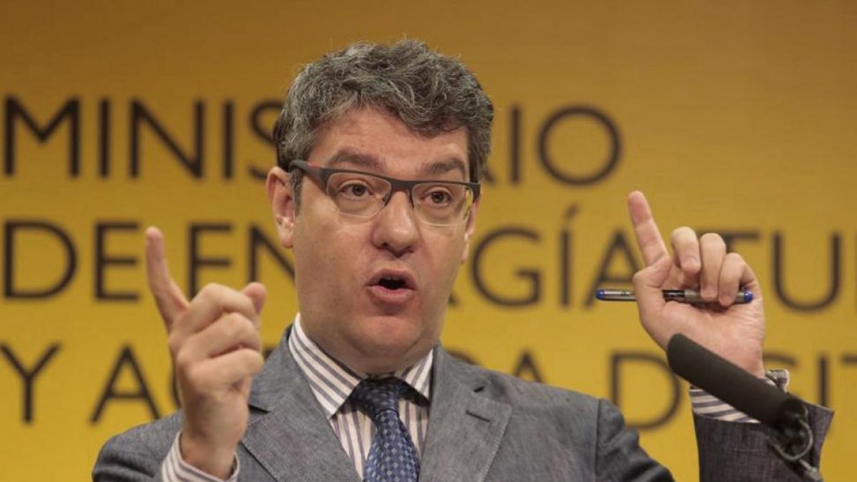 El ministro de Energía, Álvaro Nadal, durante su comparecencia para anunciar el fin definitivo de Garoña.-A. HEREDIA