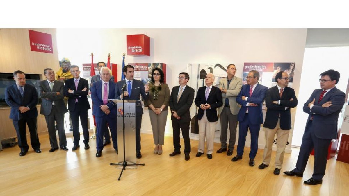 El consejero de Fomento y Medio Ambiente ayer en la presentación del operativo junto a los delegados territoriales.-ICAL