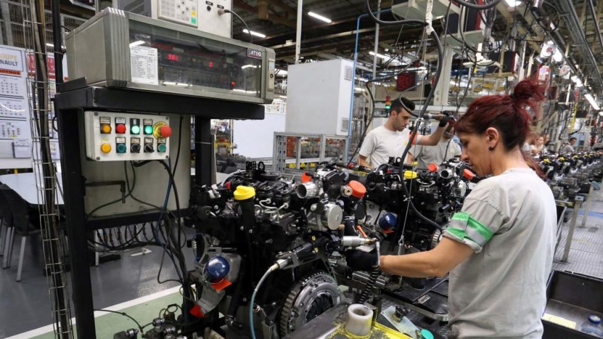 Operaria de Renault trabajando en una cadena de montaje-ICAL