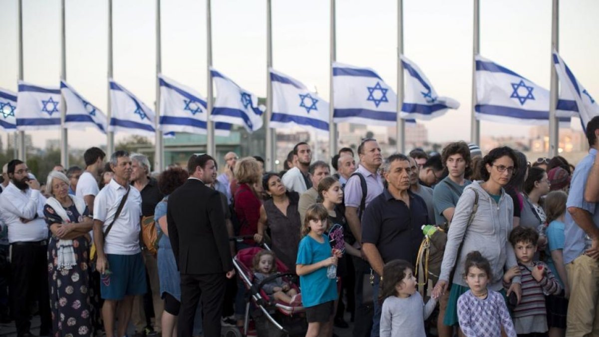 Cientos de israelís esperan en la calle para despedir a Shimon Peres, en Jerusalén.-EFE / ABIR SULTAN