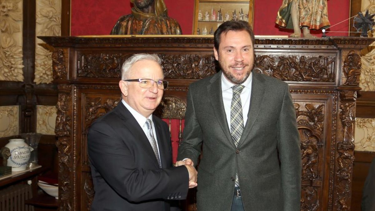 El alcalde, Oscar Puente, recibe a Mr. Van Leare, jefe de Protocolo de la Organizaci ONU, en el marco del Congreso de Protocolo.-MIRIAM CHACÓN / ICAL