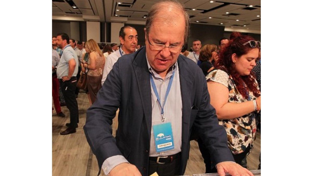 Jornada de clausura del XIX Congreso Nacional Extraordinario del PP en el que será elegido el nuevo presidente de la formación. En la imagen el presidente de la Junta, Juan Vicente Herrera, votando.-Juan Lázaro / ICAL