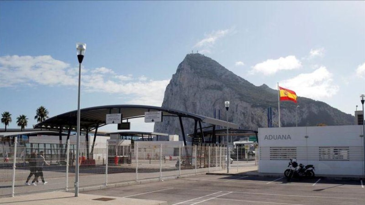 El Peñón de Gibraltar, visto desde la frontera española, el pasado 15 de noviembre.-JOAN NAZCA (REUTERS)