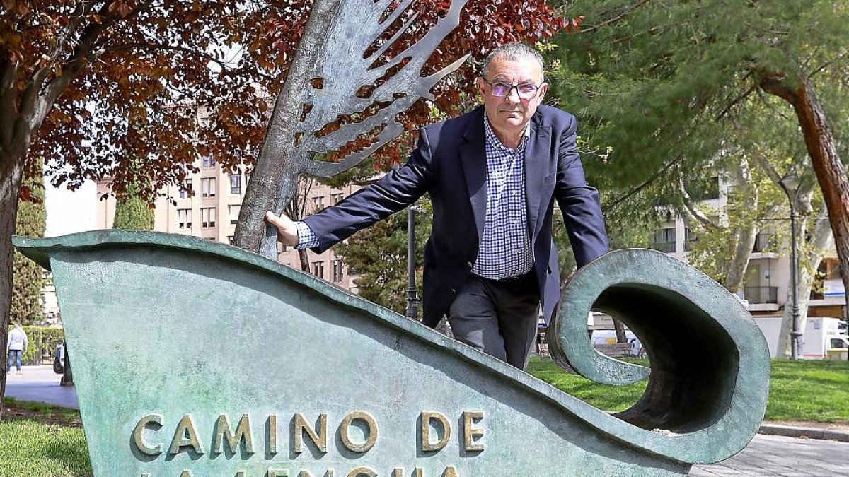 Pedro A. Fuertes, catedrático de Filología Inglesa de la UVA, en la plaza de la Universidad.-J. M. LOSTAU