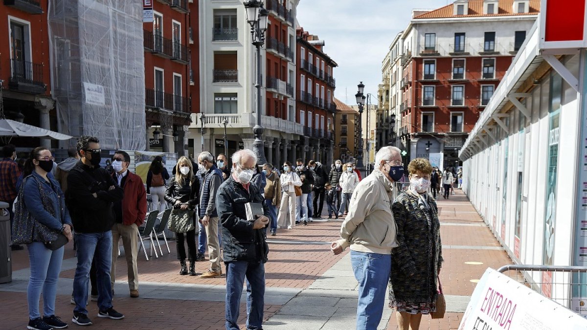 La gente espera en la cola para entrar a la Feria del Libro. J.M. LOSTAU